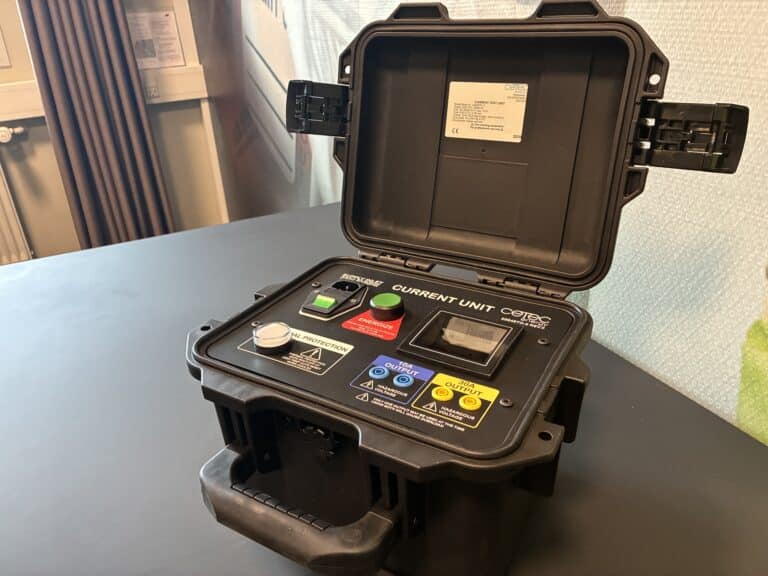 Current Unit test box for simulating current during low-voltage switchboard drawer testing