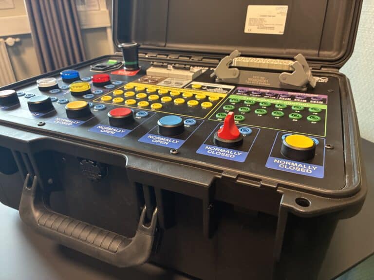 Test interface with multi-pin connector for functional testing of low-voltage switchboards and withdrawable units