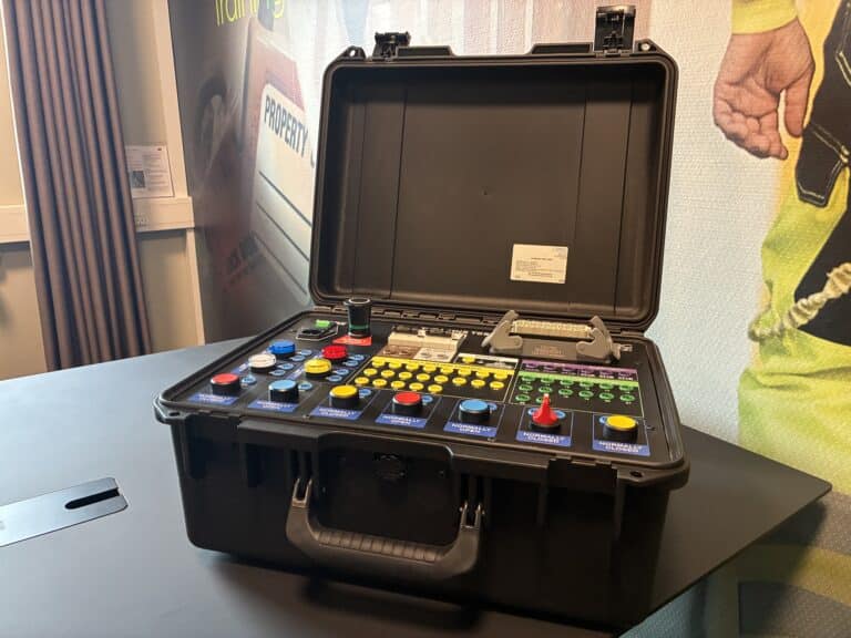 Test interface with multi-pin connector for functional testing of low-voltage switchboards and withdrawable units